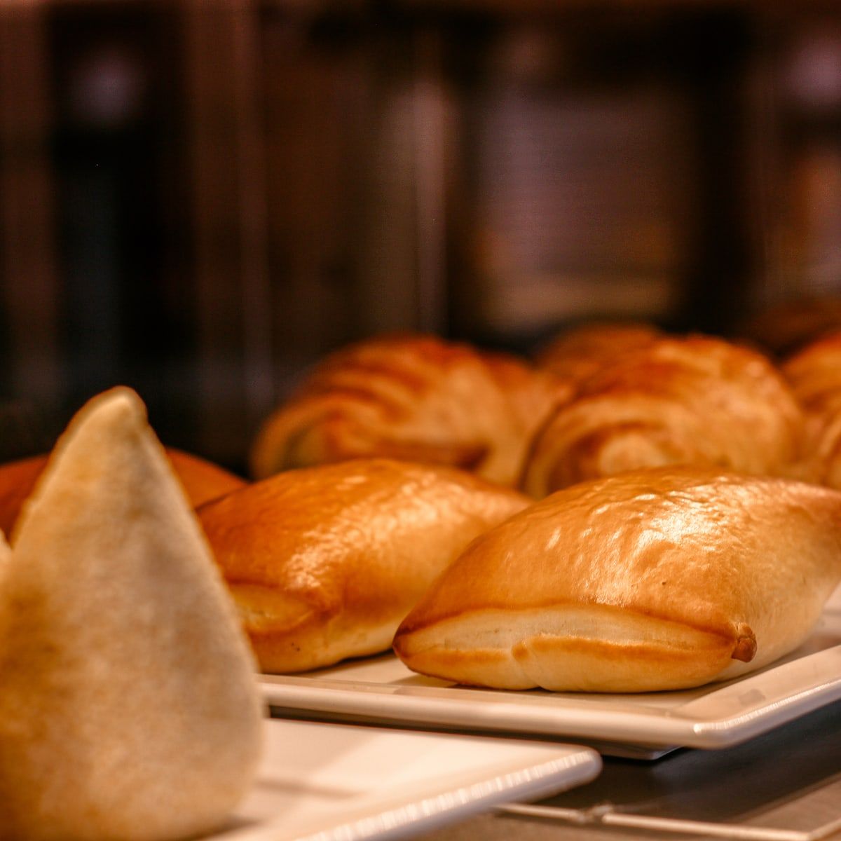 Croissants e salgados assados na vitrine do café